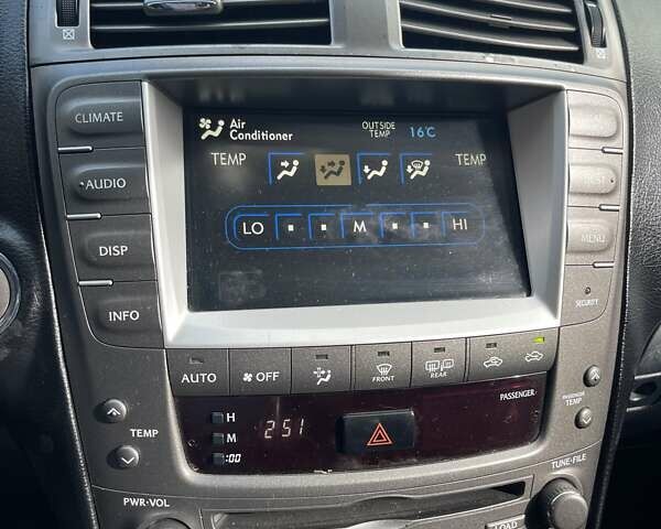 Серый Лексус ИС, объемом двигателя 2.5 л и пробегом 199 тыс. км за 11000 $, фото 1 на Automoto.ua