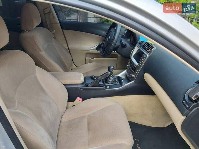 Сірий Лексус ІС, об'ємом двигуна 2.23 л та пробігом 235 тис. км за 6600 $, фото 4 на Automoto.ua