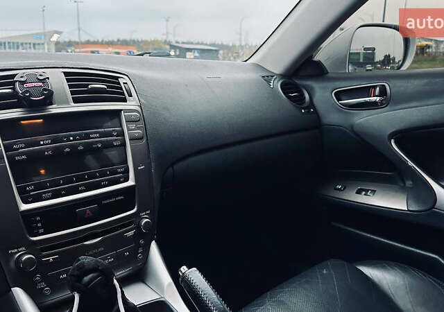 Сірий Лексус ІС, об'ємом двигуна 2.23 л та пробігом 334 тис. км за 6000 $, фото 26 на Automoto.ua