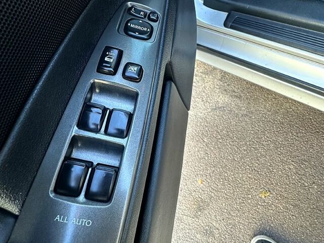 Серый Лексус ИС, объемом двигателя 2.2 л и пробегом 300 тыс. км за 3850 $, фото 10 на Automoto.ua