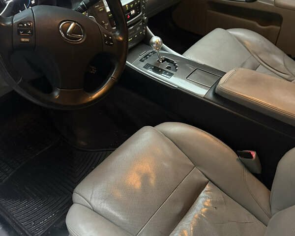 Серый Лексус ИС, объемом двигателя 2.5 л и пробегом 230 тыс. км за 9700 $, фото 7 на Automoto.ua