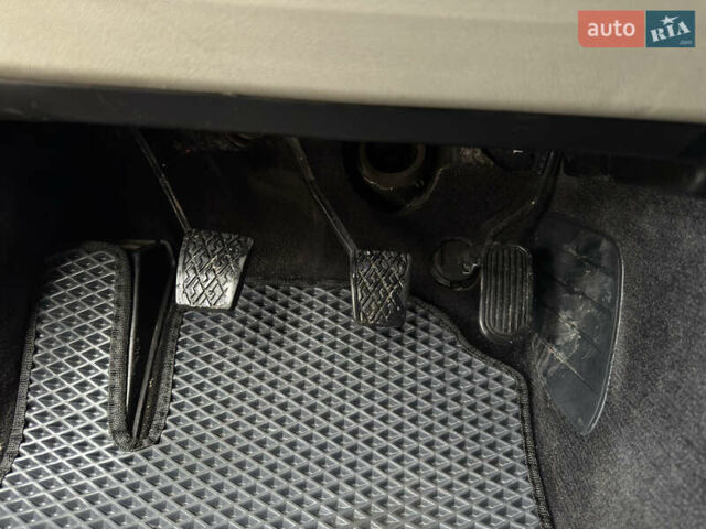 Серый Лексус ИС, объемом двигателя 2.23 л и пробегом 276 тыс. км за 7800 $, фото 17 на Automoto.ua