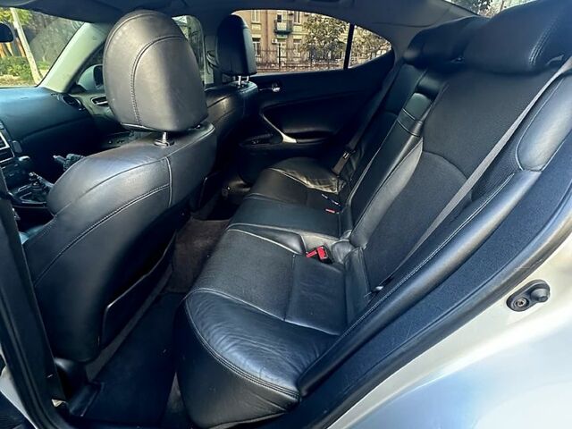 Серый Лексус ИС, объемом двигателя 2.2 л и пробегом 300 тыс. км за 3850 $, фото 6 на Automoto.ua