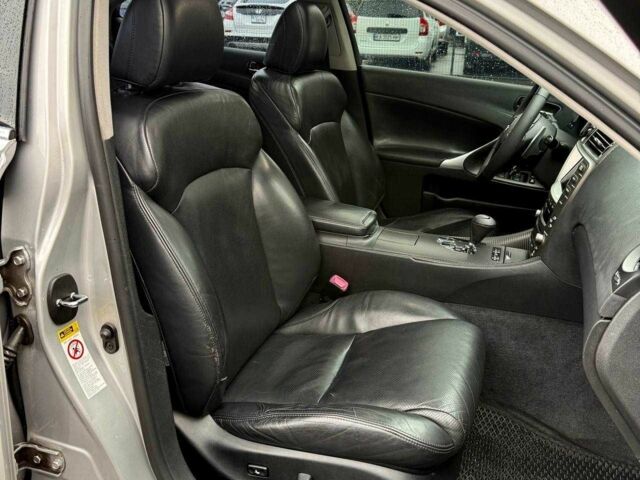 Сірий Лексус ІС, об'ємом двигуна 2.5 л та пробігом 283 тис. км за 8300 $, фото 17 на Automoto.ua