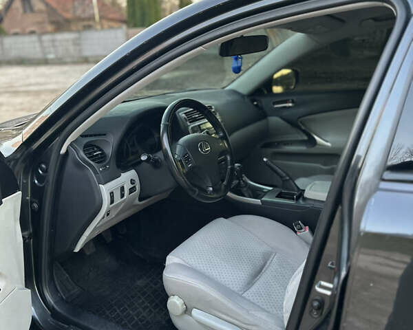 Серый Лексус ИС, объемом двигателя 2.23 л и пробегом 350 тыс. км за 6300 $, фото 9 на Automoto.ua