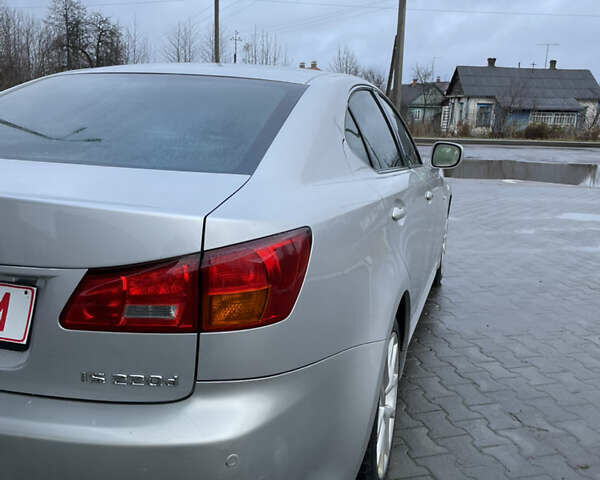 Серый Лексус ИС, объемом двигателя 2.23 л и пробегом 300 тыс. км за 3850 $, фото 5 на Automoto.ua