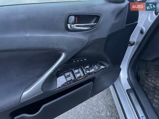 Серый Лексус ИС, объемом двигателя 2.23 л и пробегом 250 тыс. км за 7300 $, фото 6 на Automoto.ua