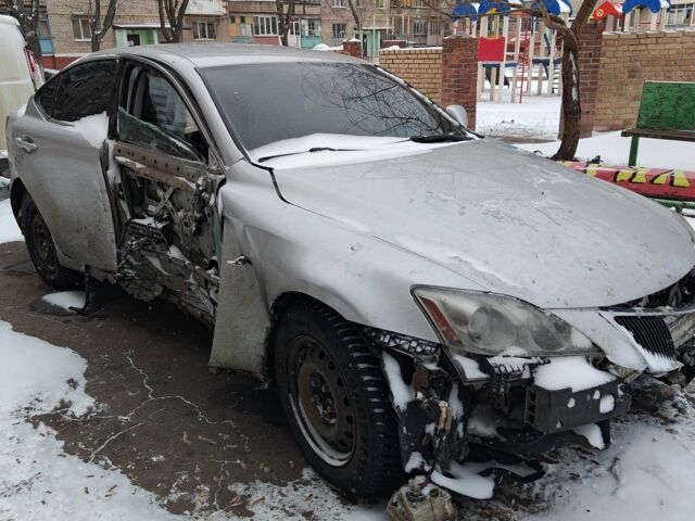 Серый Лексус ИС, объемом двигателя 2 л и пробегом 300 тыс. км за 1700 $, фото 2 на Automoto.ua