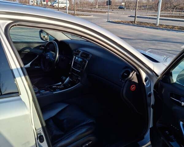 Сірий Лексус ІС, об'ємом двигуна 3 л та пробігом 230 тис. км за 14000 $, фото 26 на Automoto.ua