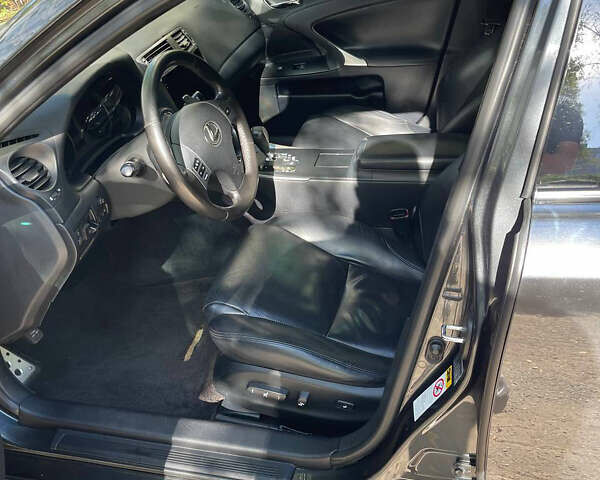 Сірий Лексус ІС, об'ємом двигуна 3 л та пробігом 256 тис. км за 9999 $, фото 2 на Automoto.ua