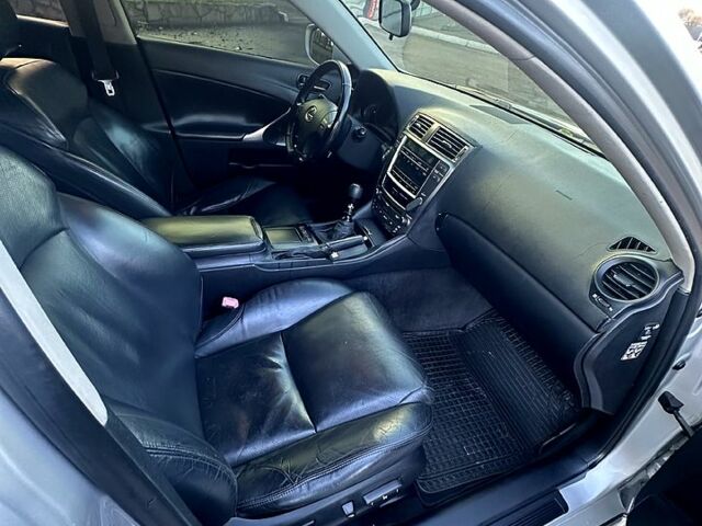 Серый Лексус ИС, объемом двигателя 2.2 л и пробегом 300 тыс. км за 3850 $, фото 7 на Automoto.ua