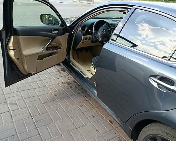 Сірий Лексус ІС, об'ємом двигуна 2.23 л та пробігом 166 тис. км за 8150 $, фото 16 на Automoto.ua