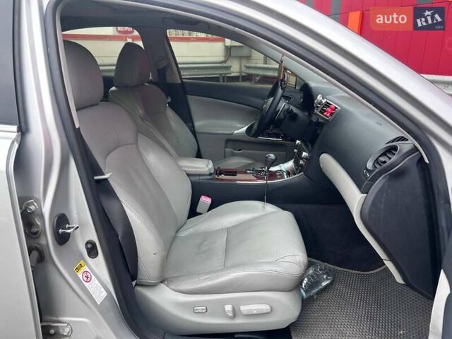 Сірий Лексус ІС, об'ємом двигуна 2.5 л та пробігом 203 тис. км за 9990 $, фото 8 на Automoto.ua