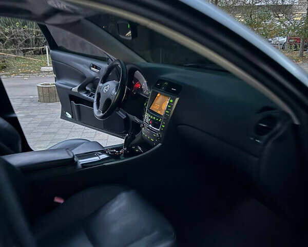 Серый Лексус ИС, объемом двигателя 2.5 л и пробегом 310 тыс. км за 11800 $, фото 2 на Automoto.ua