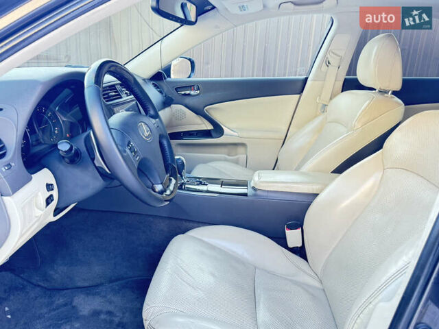 Серый Лексус ИС, объемом двигателя 2.5 л и пробегом 264 тыс. км за 10900 $, фото 8 на Automoto.ua