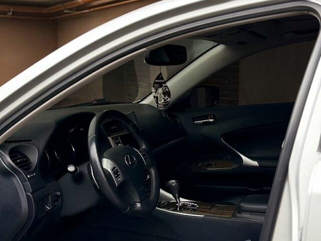 Серый Лексус ИС, объемом двигателя 2.5 л и пробегом 120 тыс. км за 15000 $, фото 10 на Automoto.ua