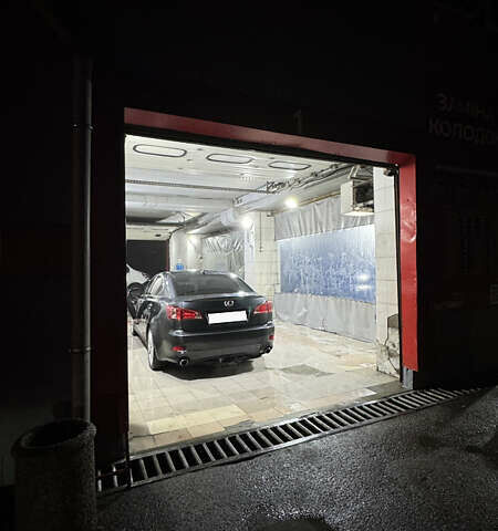 Серый Лексус ИС, объемом двигателя 2.5 л и пробегом 223 тыс. км за 12500 $, фото 5 на Automoto.ua