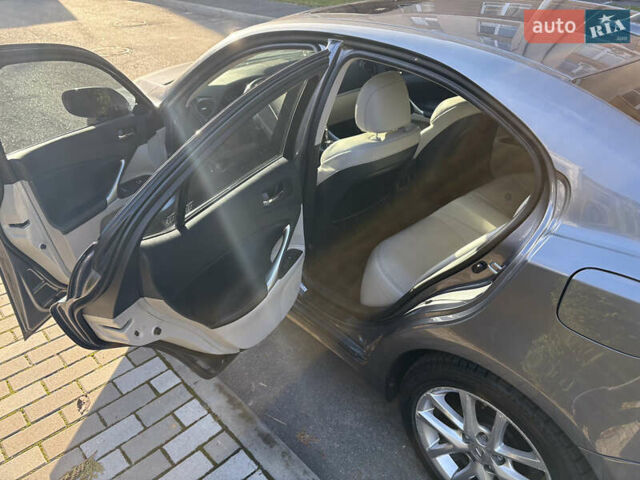 Серый Лексус ИС, объемом двигателя 2.5 л и пробегом 177 тыс. км за 12000 $, фото 16 на Automoto.ua