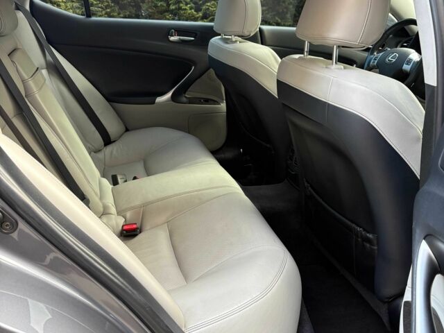 Серый Лексус ИС, объемом двигателя 2.5 л и пробегом 177 тыс. км за 13000 $, фото 13 на Automoto.ua