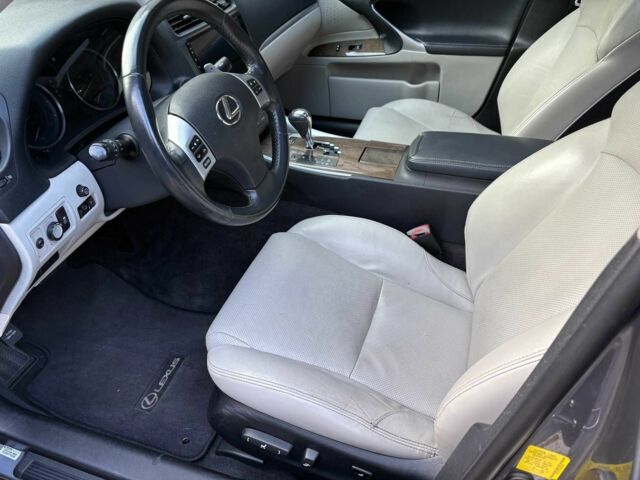 Серый Лексус ИС, объемом двигателя 2.5 л и пробегом 177 тыс. км за 13000 $, фото 11 на Automoto.ua