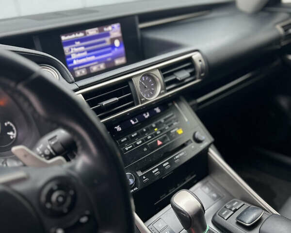 Сірий Лексус ІС, об'ємом двигуна 2.5 л та пробігом 210 тис. км за 15999 $, фото 8 на Automoto.ua