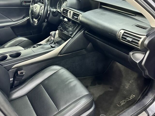 Сірий Лексус ІС, об'ємом двигуна 2.5 л та пробігом 218 тис. км за 14300 $, фото 5 на Automoto.ua