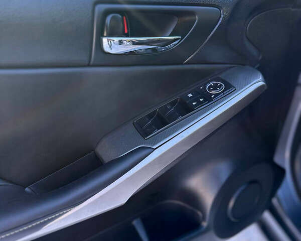 Сірий Лексус ІС, об'ємом двигуна 2.49 л та пробігом 223 тис. км за 16500 $, фото 7 на Automoto.ua