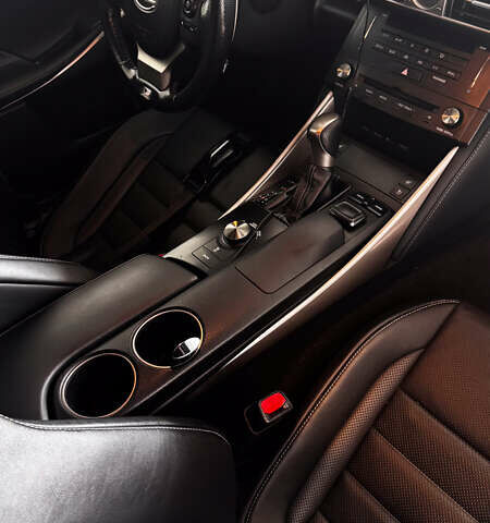 Сірий Лексус ІС, об'ємом двигуна 2 л та пробігом 137 тис. км за 19146 $, фото 6 на Automoto.ua