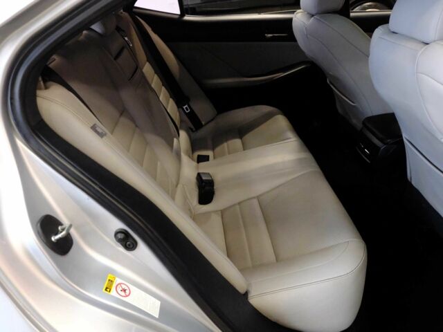 Сірий Лексус ІС, об'ємом двигуна 2 л та пробігом 140 тис. км за 14943 $, фото 8 на Automoto.ua