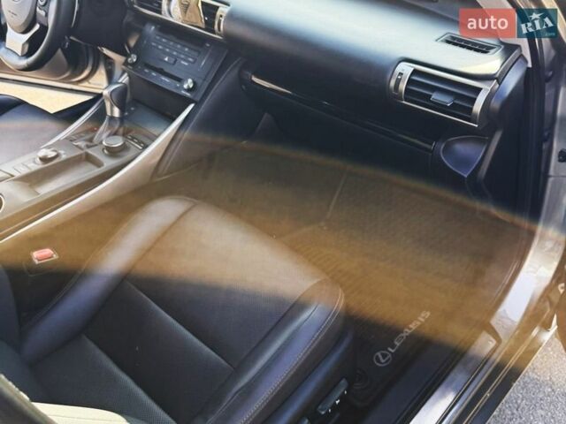 Сірий Лексус ІС, об'ємом двигуна 2.5 л та пробігом 183 тис. км за 19000 $, фото 16 на Automoto.ua