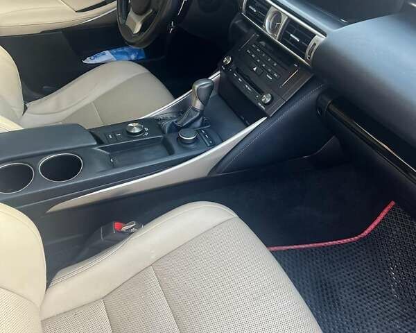 Серый Лексус ИС, объемом двигателя 2 л и пробегом 224 тыс. км за 17100 $, фото 10 на Automoto.ua