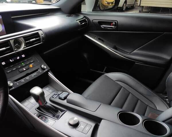 Серый Лексус ИС, объемом двигателя 2 л и пробегом 109 тыс. км за 15400 $, фото 10 на Automoto.ua