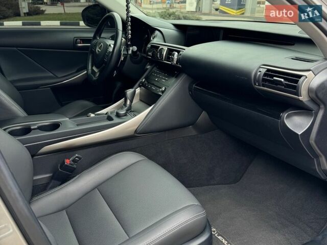 Серый Лексус ИС, объемом двигателя 2 л и пробегом 61 тыс. км за 22000 $, фото 7 на Automoto.ua