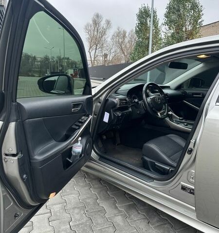 Серый Лексус ИС, объемом двигателя 2 л и пробегом 165 тыс. км за 23000 $, фото 3 на Automoto.ua