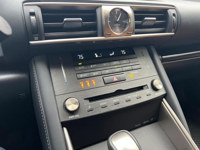 Серый Лексус ИС, объемом двигателя 2 л и пробегом 55 тыс. км за 26990 $, фото 36 на Automoto.ua