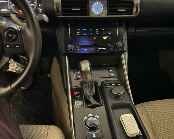 Оранжевый Лексус ИС, объемом двигателя 2.5 л и пробегом 220 тыс. км за 13500 $, фото 7 на Automoto.ua