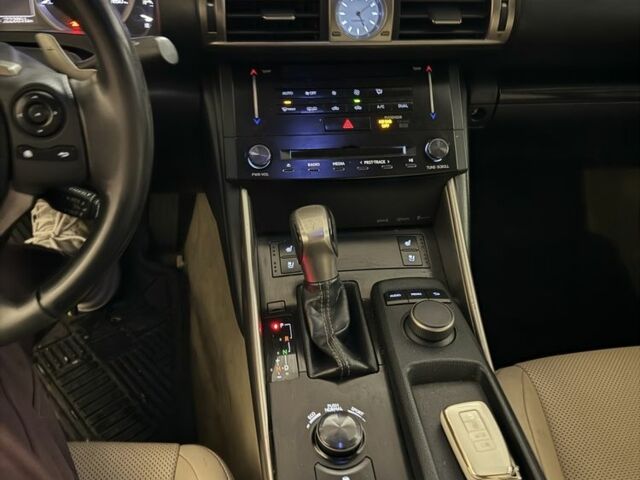 Помаранчевий Лексус ІС, об'ємом двигуна 2.5 л та пробігом 220 тис. км за 12900 $, фото 4 на Automoto.ua