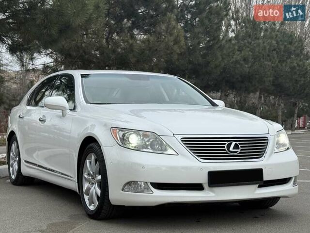 Білий Лексус ЛС, об'ємом двигуна 4.61 л та пробігом 160 тис. км за 11300 $, фото 1 на Automoto.ua