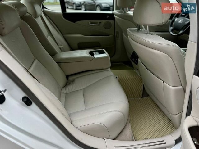 Белый Лексус ЛС, объемом двигателя 4.6 л и пробегом 170 тыс. км за 10900 $, фото 28 на Automoto.ua