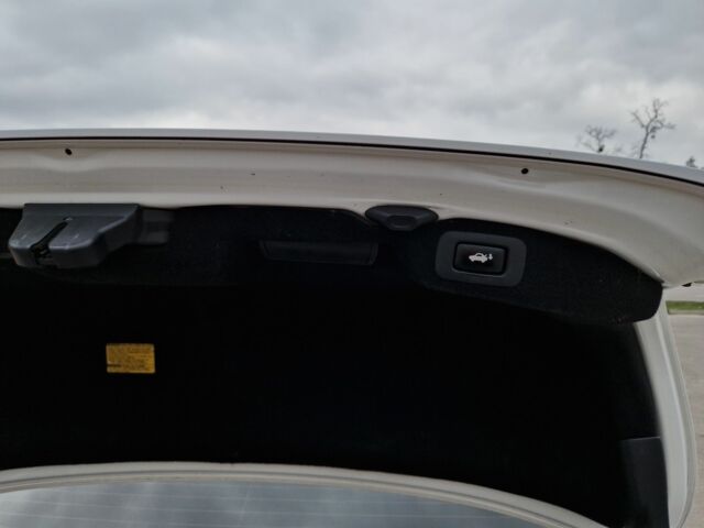 Белый Лексус ЛС, объемом двигателя 5 л и пробегом 190 тыс. км за 11800 $, фото 19 на Automoto.ua