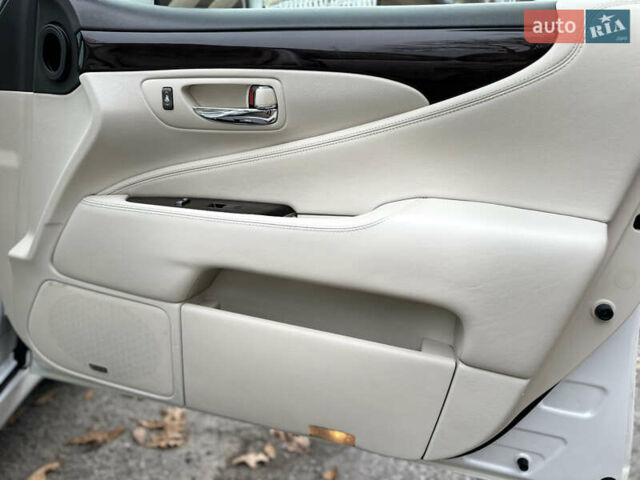 Белый Лексус ЛС, объемом двигателя 4.61 л и пробегом 167 тыс. км за 9999 $, фото 28 на Automoto.ua