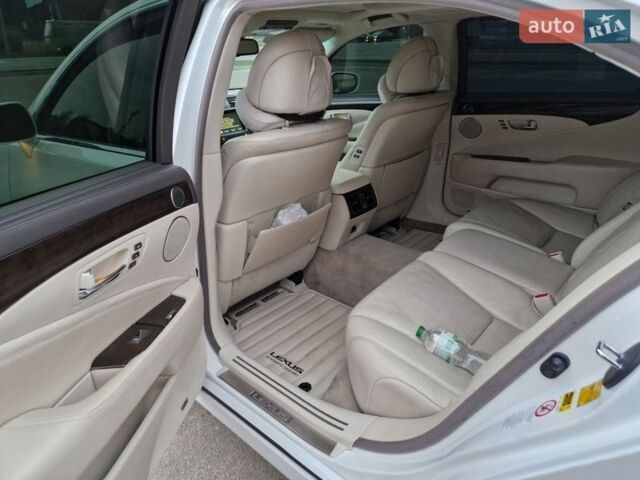 Белый Лексус ЛС, объемом двигателя 5 л и пробегом 190 тыс. км за 10000 $, фото 11 на Automoto.ua