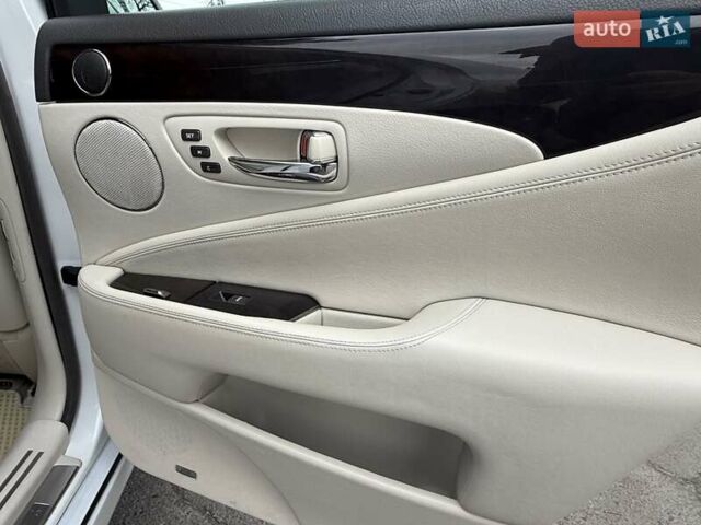 Білий Лексус ЛС, об'ємом двигуна 4.61 л та пробігом 160 тис. км за 11300 $, фото 12 на Automoto.ua