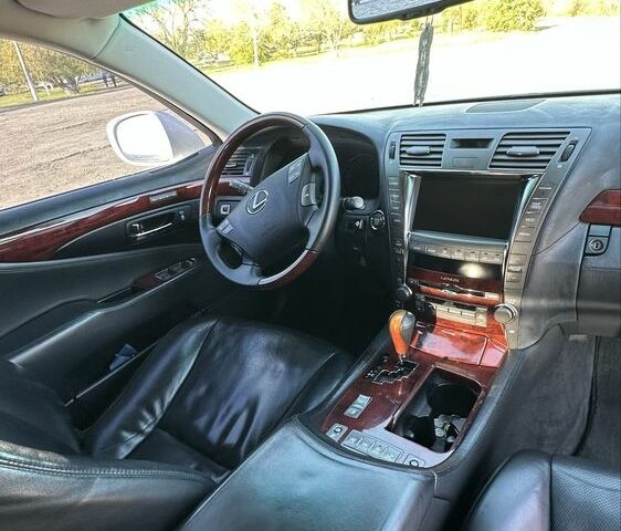 Белый Лексус ЛС, объемом двигателя 4.6 л и пробегом 3 тыс. км за 9700 $, фото 4 на Automoto.ua