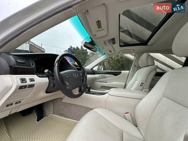 Белый Лексус ЛС, объемом двигателя 4.61 л и пробегом 167 тыс. км за 9999 $, фото 37 на Automoto.ua