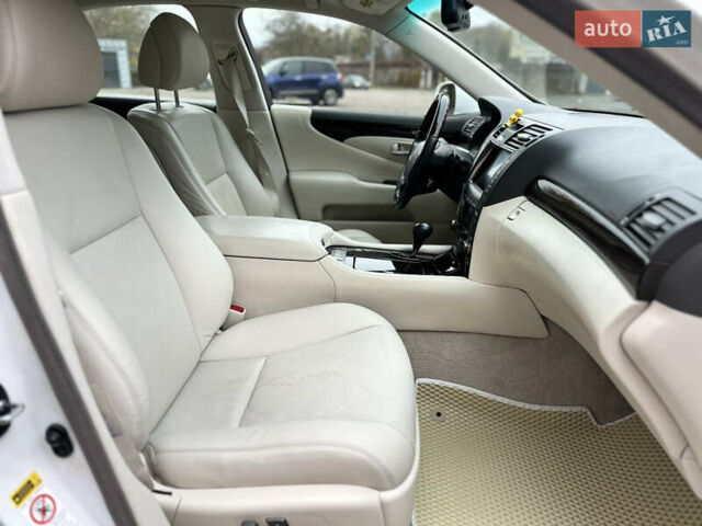 Белый Лексус ЛС, объемом двигателя 4.61 л и пробегом 167 тыс. км за 9999 $, фото 31 на Automoto.ua