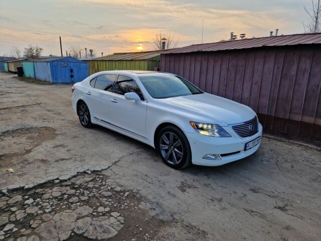 Белый Лексус ЛС, объемом двигателя 5 л и пробегом 190 тыс. км за 11800 $, фото 1 на Automoto.ua