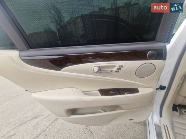 Белый Лексус ЛС, объемом двигателя 5 л и пробегом 190 тыс. км за 11500 $, фото 5 на Automoto.ua