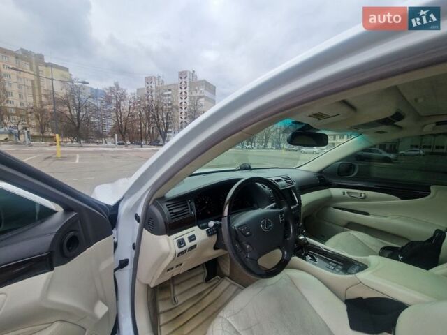 Белый Лексус ЛС, объемом двигателя 5 л и пробегом 190 тыс. км за 11500 $, фото 8 на Automoto.ua