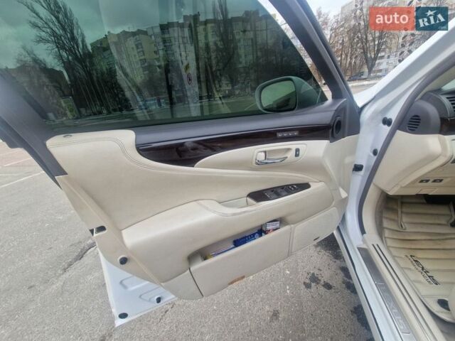 Белый Лексус ЛС, объемом двигателя 5 л и пробегом 190 тыс. км за 11500 $, фото 9 на Automoto.ua